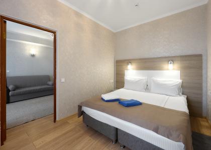 room 124 thumbnail 3